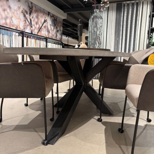 Eettafel Concrete met eetkamerstoelen Donna