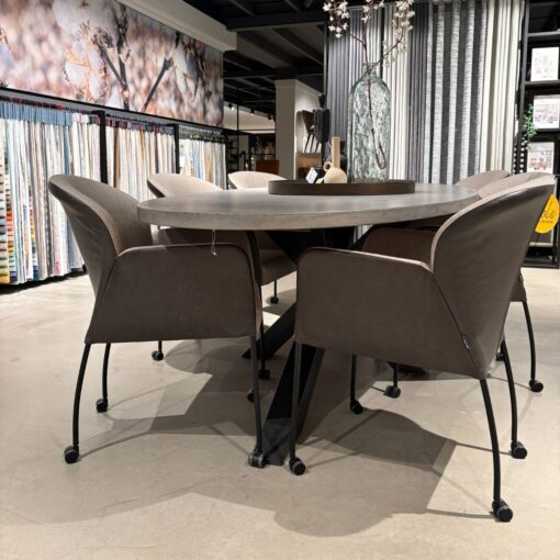 Eettafel Concrete met eetkamerstoelen Donna