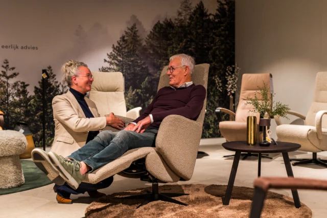 In onze winkel hebben we een groot aantal relaxfauteuils staan. Overzichtelijk bij elkaar. Zo kun je goed ervaren welke relaxstoel comfortabel zit en voldoende ondersteuning biedt. Uiteraard kijken onze adviseurs met je mee.

Kom je vandaag langs? We zijn open van 12:00-17:00 ☕