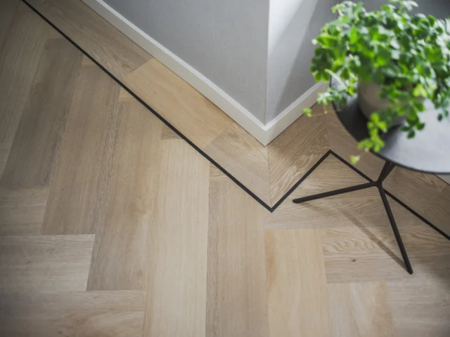 Een bies geeft jouw  PVC vloer een klassieke uitstraling, zeker in combinatie met het visgraat motief. Past deze vloer in jouw woning?🏠 Laat je adviseren over de mogelijkheden!