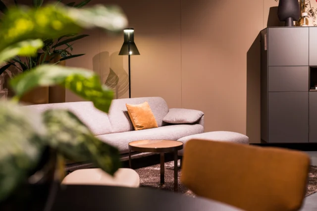 Houd jij van lekker lang (na)tafelen 🍽 of plof je 's avonds liever op de bank 🛋? Wij adviseren je graag op basis van jouw woonwensen en zorgen dat de meubels perfect bij elkaar passen, zodat jouw interieur een geheel vormt.