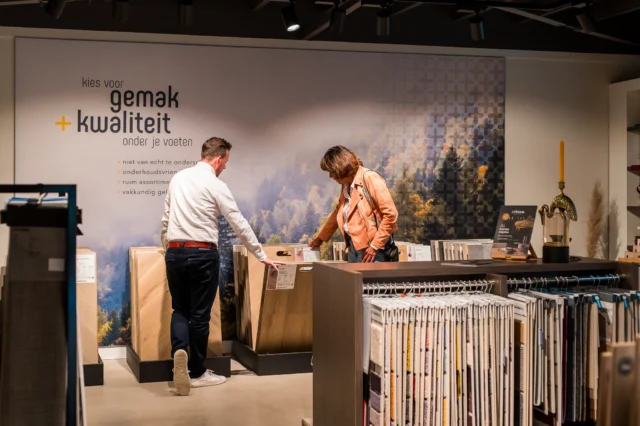 Ben je op zoek naar een PVC vloer voor jouw nieuwbouwhuis of huidige woning? Bij Ad Bouw kun je kiezen uit een groot aanbod PVC vloeren, namelijk meer dan 400 soorten! We zien je graag in onze showroom ☕